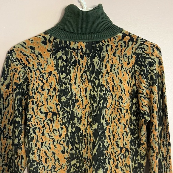 GIANNI Contrast Turtleneck Sweater - Picture 5 of 11